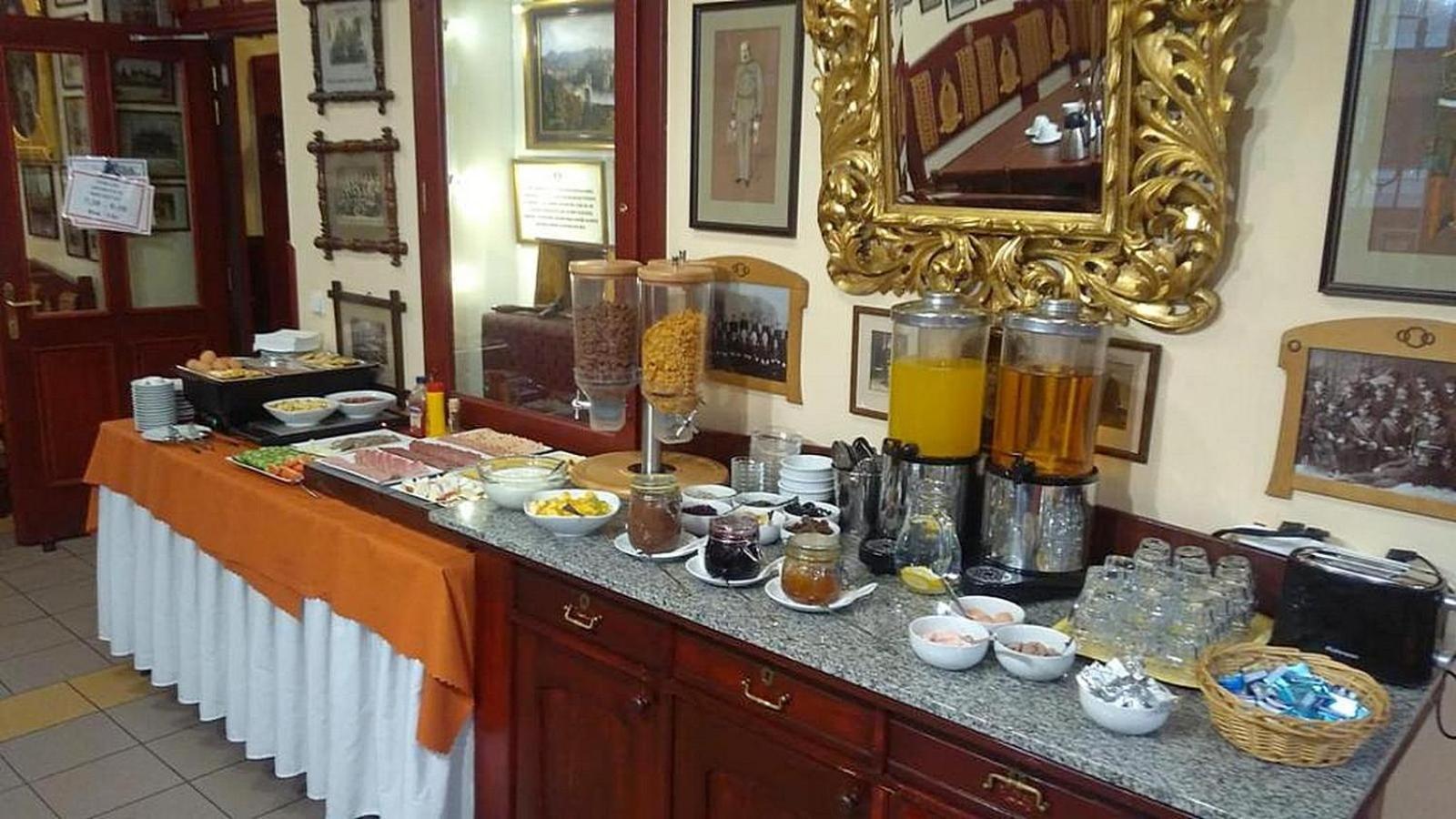 Hotel Cisar Ferdinand 洛克特 外观 照片